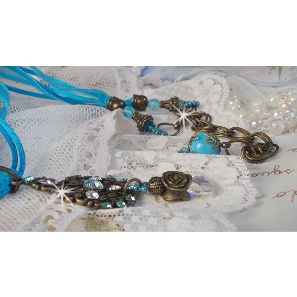 Colar pendente Lady in Blue montado com cristais Swarovski, espaçadores de flores, copos de folhagem e fitas