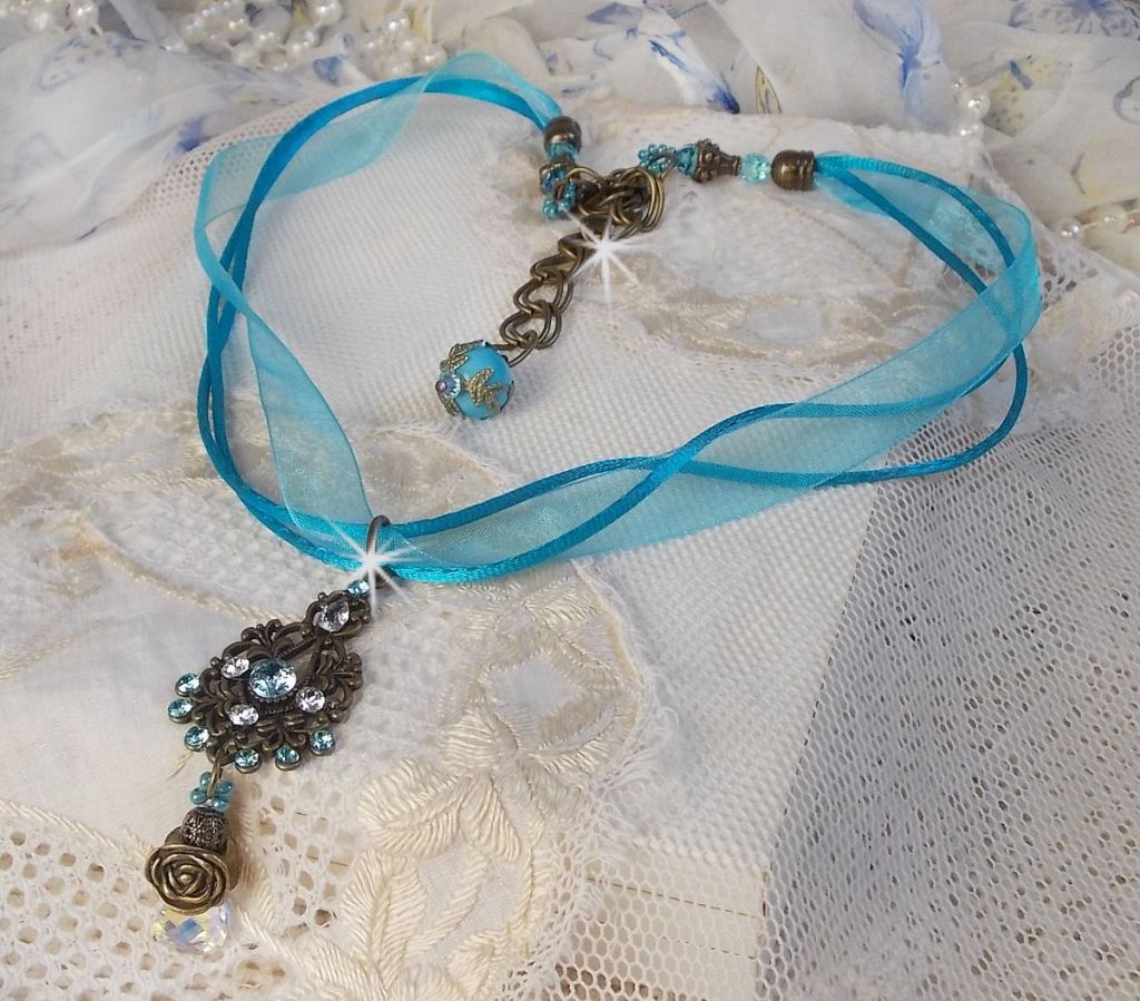 Colar pendente Lady in Blue montado com cristais Swarovski, espaçadores de flores, copos de folhagem e fitas