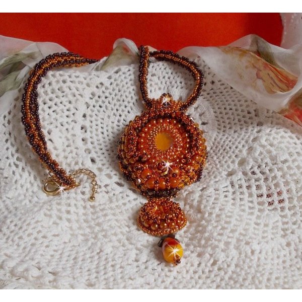 O colar pendente Lady in Orange &eacute; bordado com cristais Swarovski, missangas de sementes Miyuki e missangas m&aacute;gicas.