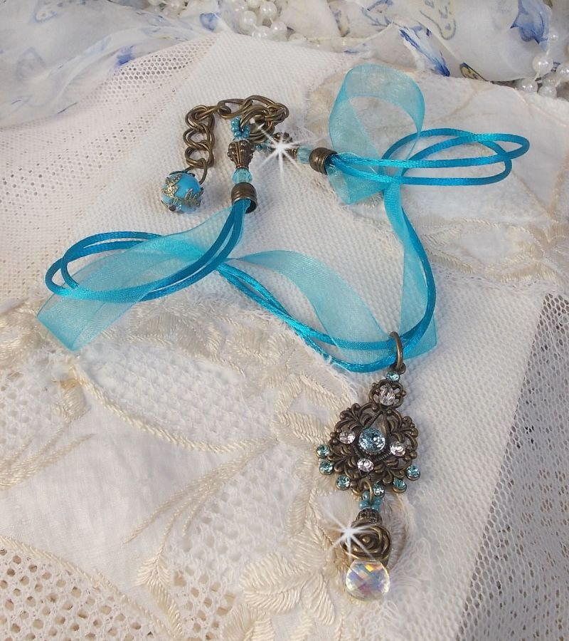 Colar pendente Lady in Blue montado com cristais Swarovski, espaçadores de flores, copos de folhagem e fitas