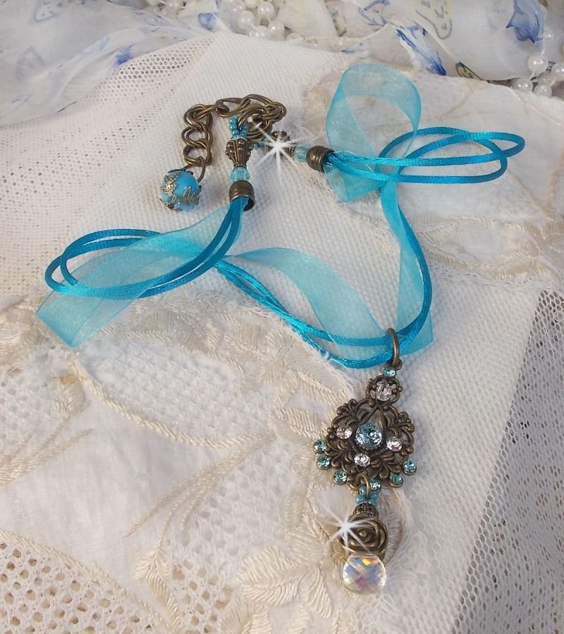 Colar pendente Lady in Blue montado com cristais Swarovski, espaçadores de flores, copos de folhagem e fitas