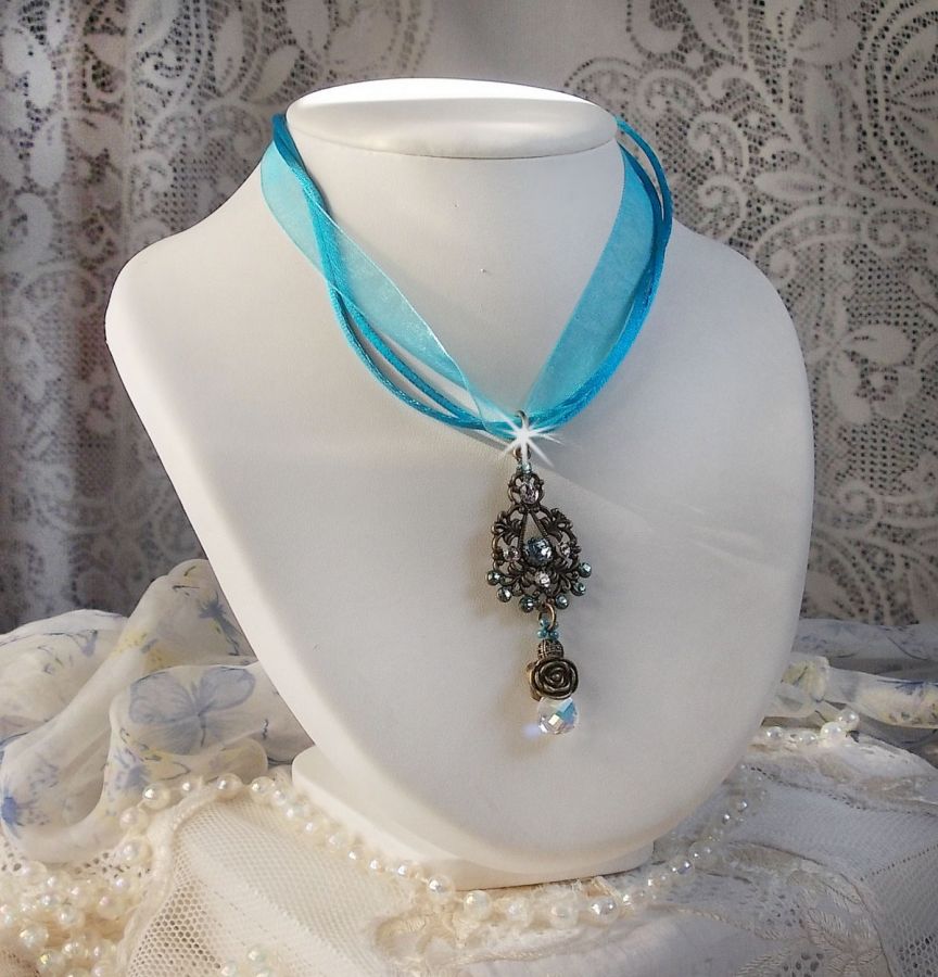 Colar pendente Lady in Blue montado com cristais Swarovski, espaçadores de flores, copos de folhagem e fitas