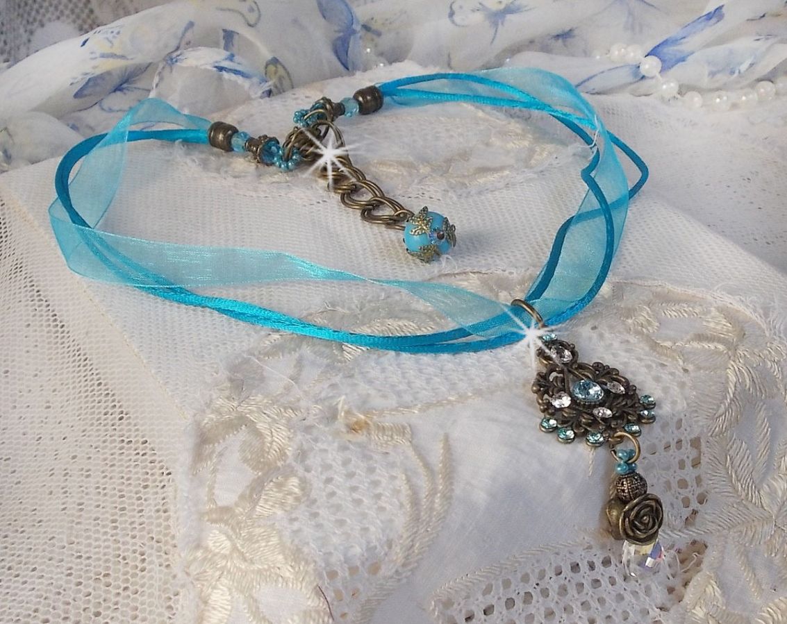 Colar pendente Lady in Blue montado com cristais Swarovski, espaçadores de flores, copos de folhagem e fitas