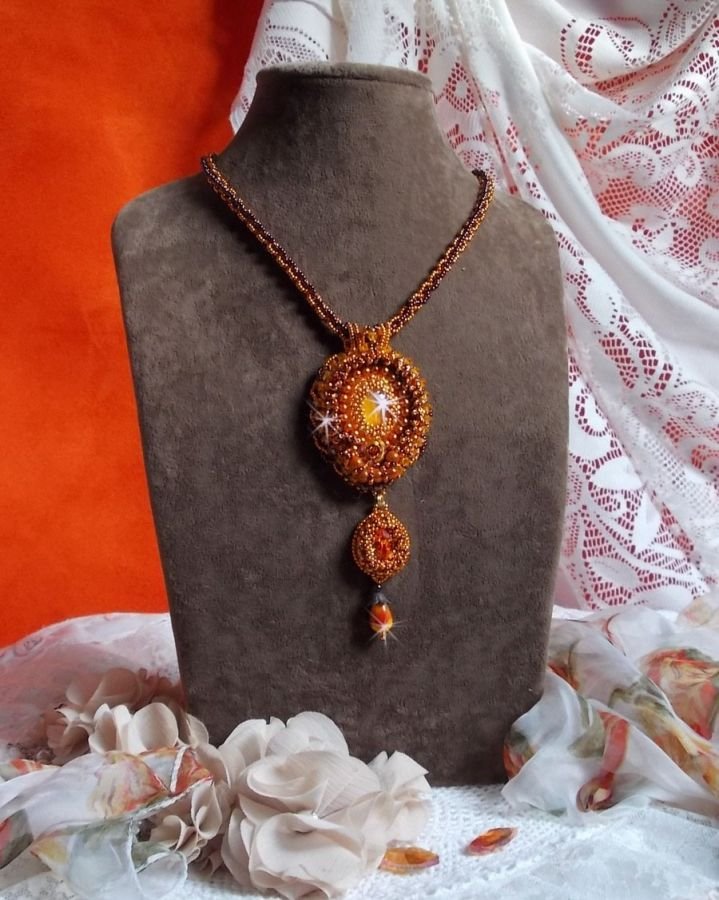 O colar pendente Lady in Orange é bordado com cristais Swarovski, missangas de sementes Miyuki e missangas mágicas.