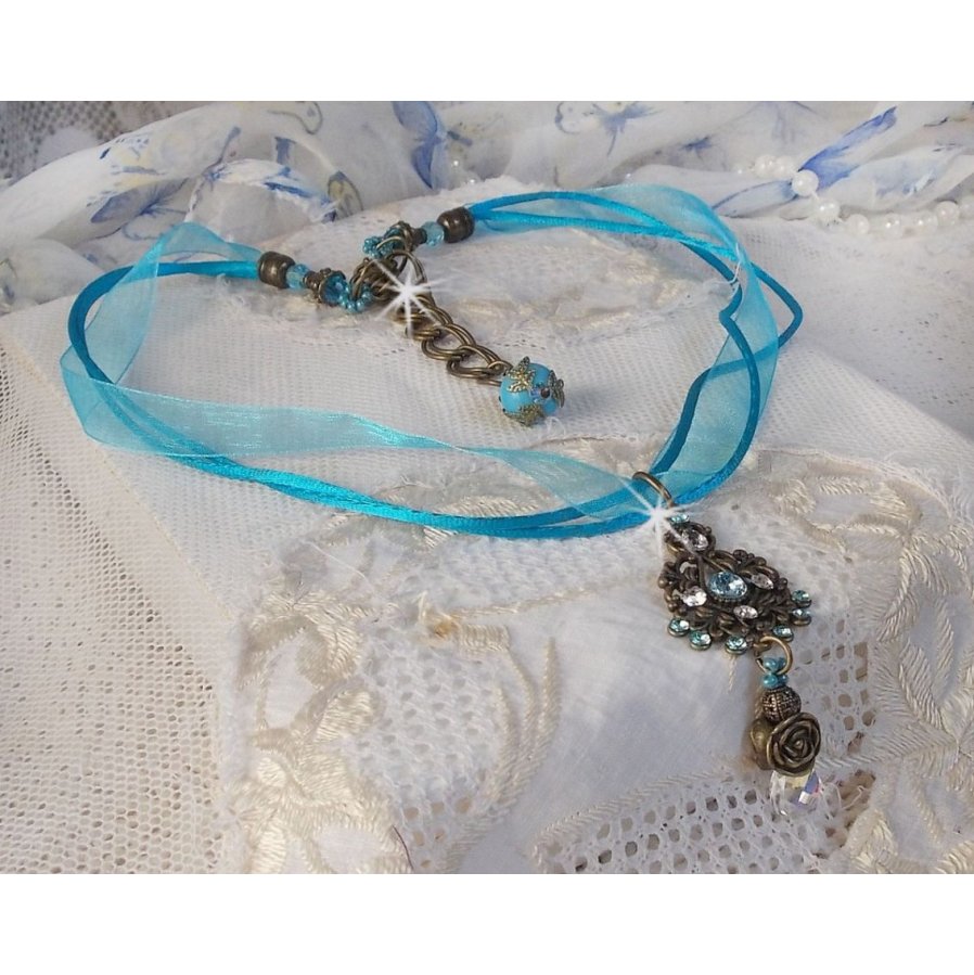 Colar pendente Lady in Blue montado com cristais Swarovski, espaçadores de flores, copos de folhagem e fitas