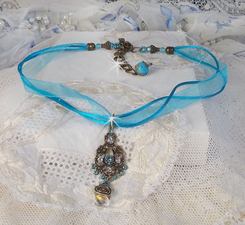 Colar pendente Lady in Blue montado com cristais Swarovski, espaçadores de flores, copos de folhagem e fitas