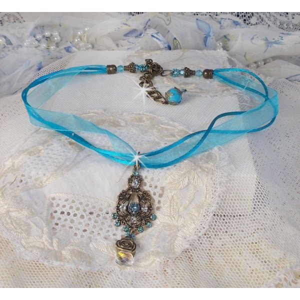 Colar pendente Lady in Blue montado com cristais Swarovski, espa&ccedil;adores de flores, copos de folhagem e fitas