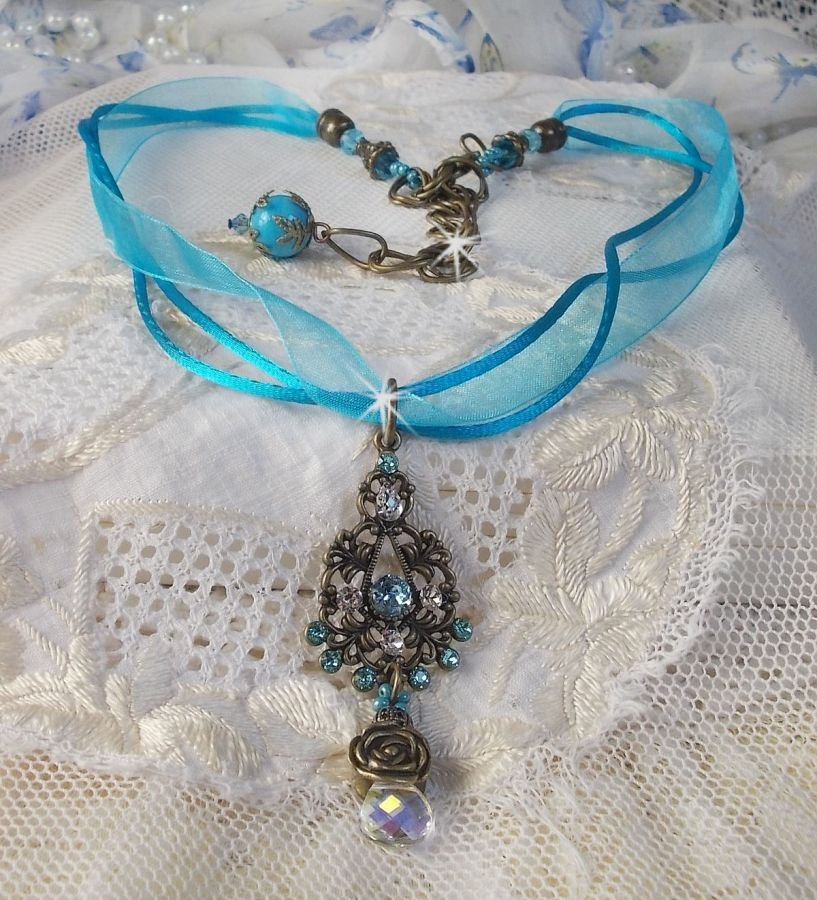 Colar pendente Lady in Blue montado com cristais Swarovski, espaçadores de flores, copos de folhagem e fitas