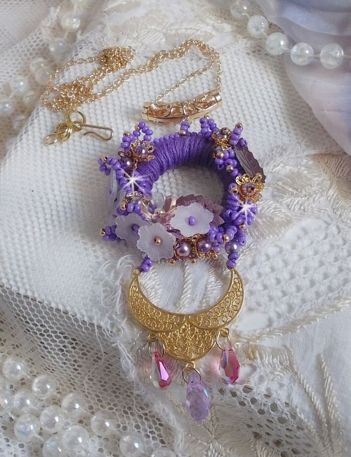 Colar pendente Laureline bordado com algodão DMC roxo, cristais Swarovski e flores foscas.