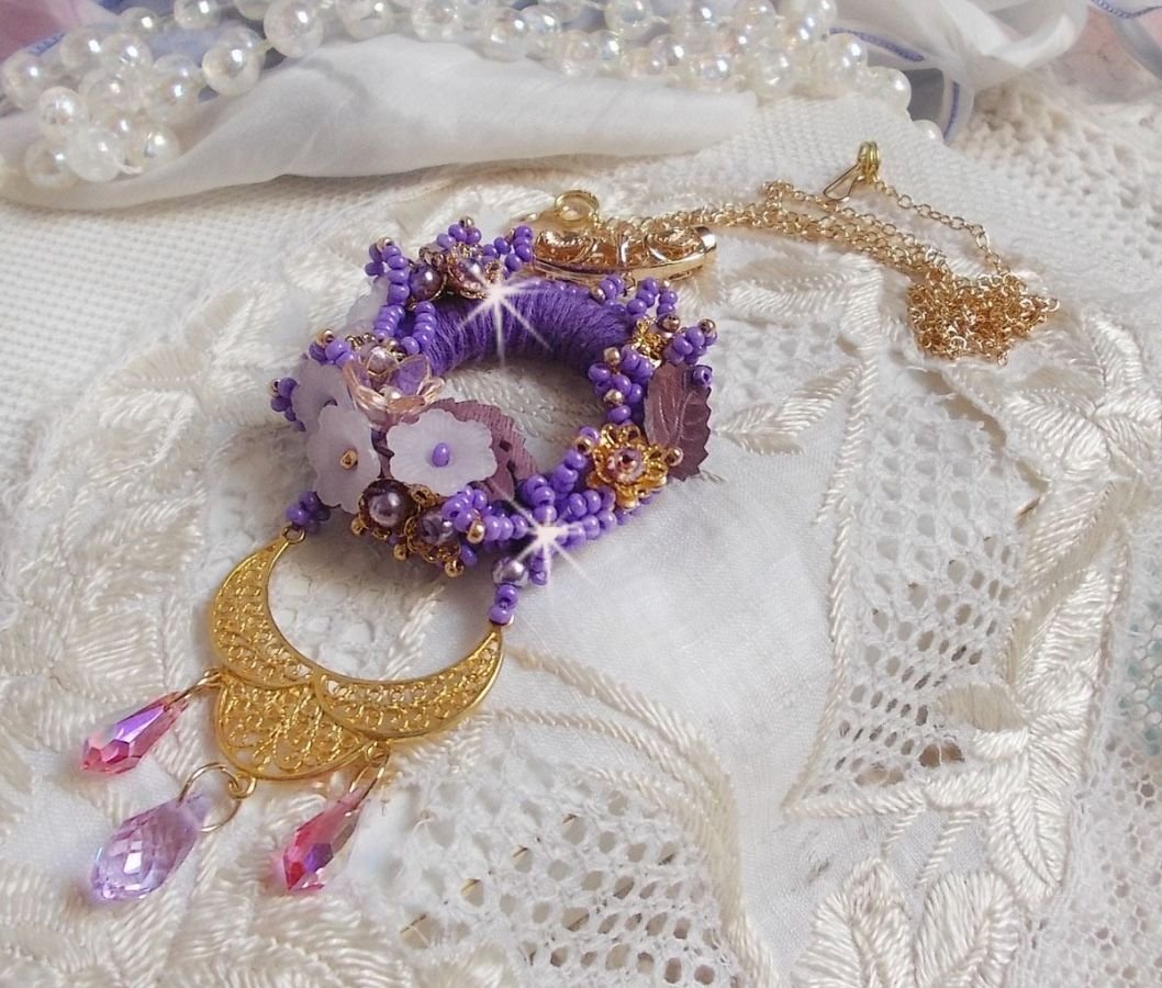 Colar pendente Laureline bordado com algodão DMC roxo, cristais Swarovski e flores foscas.