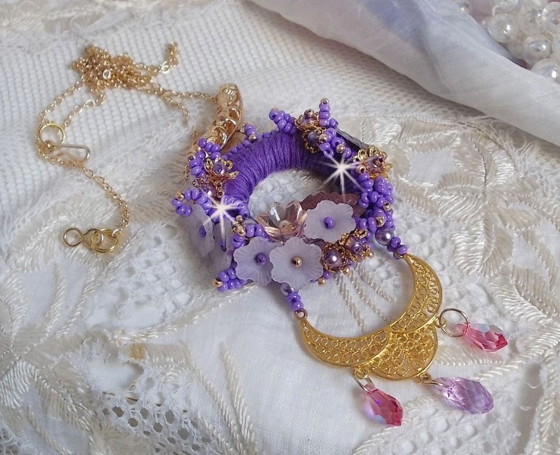 Colar pendente Laureline bordado com algodão DMC roxo, cristais Swarovski e flores foscas.