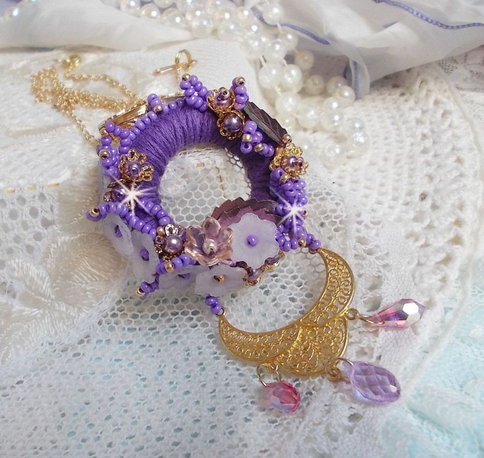 Colar pendente Laureline bordado com algodão DMC roxo, cristais Swarovski e flores foscas.