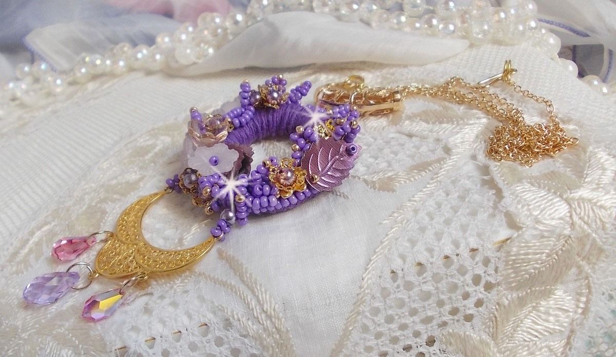Colar pendente Laureline bordado com algodão DMC roxo, cristais Swarovski e flores foscas.