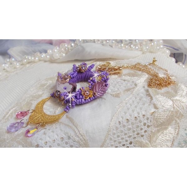 Colar pendente Laureline bordado com algodão DMC roxo, cristais Swarovski e flores foscas.