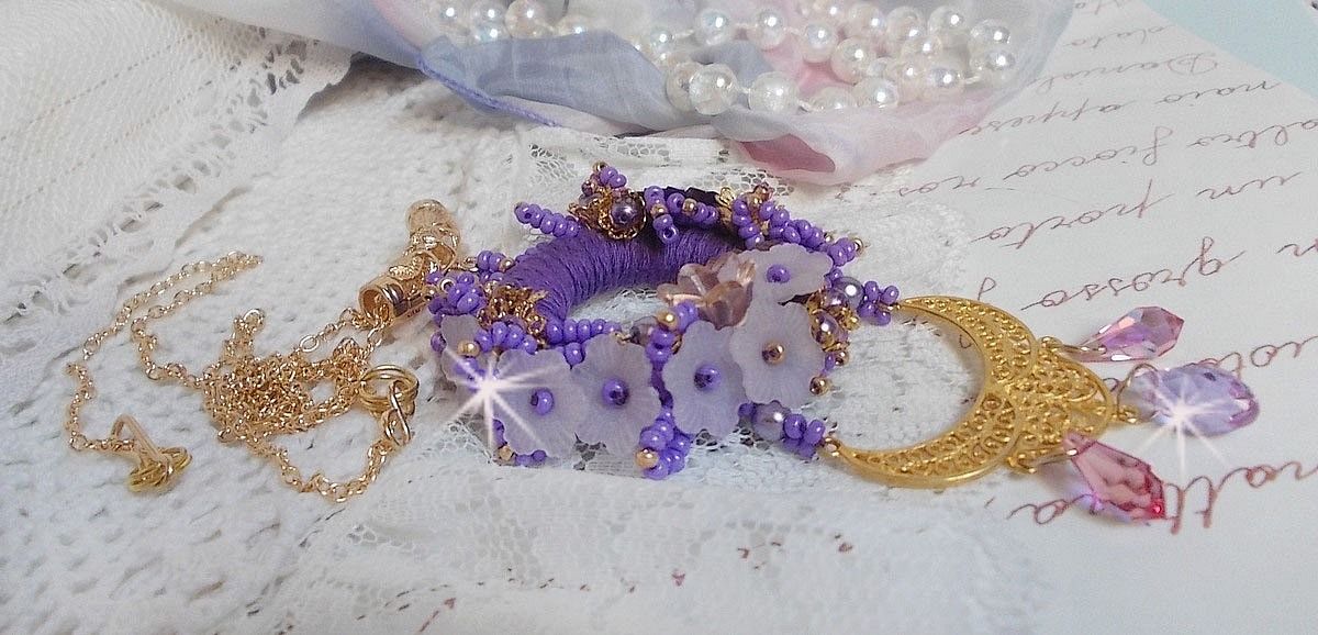 Colar pendente Laureline bordado com algodão DMC roxo, cristais Swarovski e flores foscas.