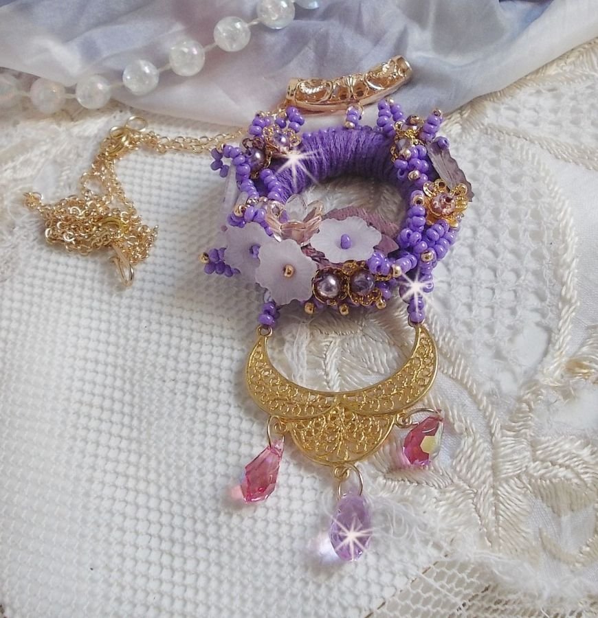 Colar pendente Laureline bordado com algodão DMC roxo, cristais Swarovski e flores foscas.