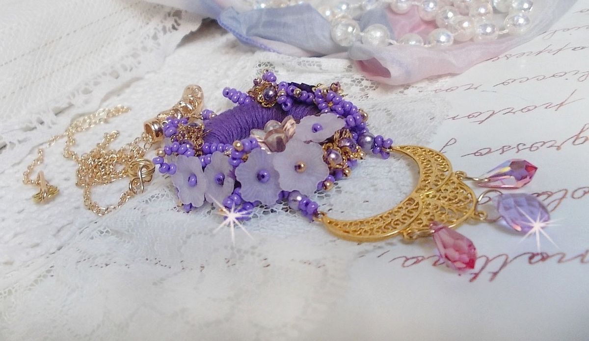 Colar pendente Laureline bordado com algodão DMC roxo, cristais Swarovski e flores foscas.