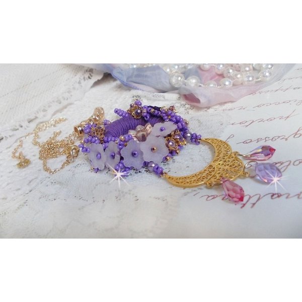 Colar pendente Laureline bordado com algodão DMC roxo, cristais Swarovski e flores foscas.