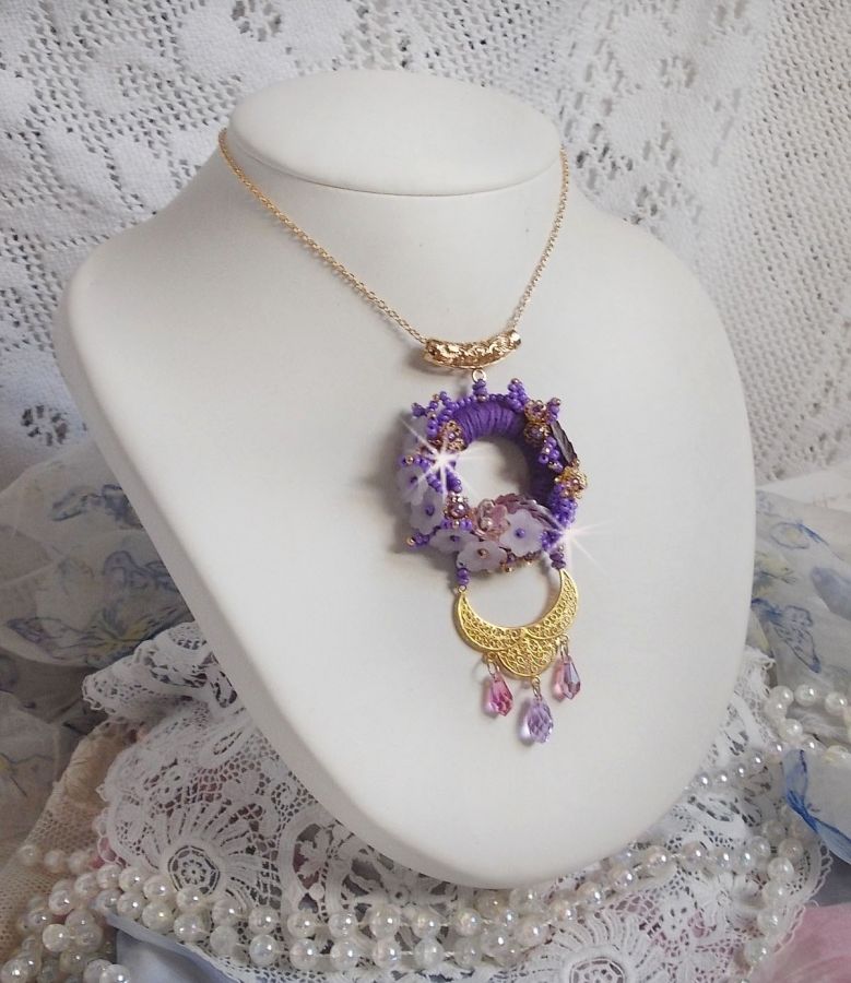 Colar pendente Laureline bordado com algodão DMC roxo, cristais Swarovski e flores foscas.