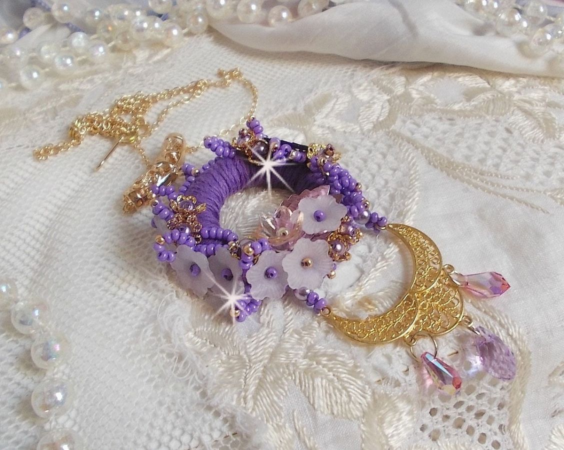 Colar pendente Laureline bordado com algodão DMC roxo, cristais Swarovski e flores foscas.
