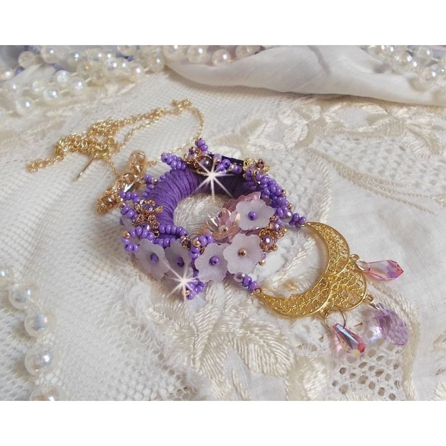 Colar pendente Laureline bordado com algodão DMC roxo, cristais Swarovski e flores foscas.