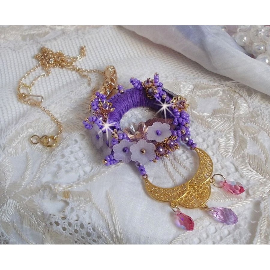 Colar pendente Laureline bordado com algodão DMC roxo, cristais Swarovski e flores foscas.