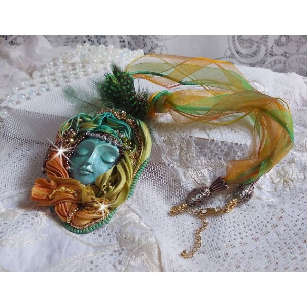 Collier pendentif Lune V&eacute;nitienne brod&eacute; avec un tr&egrave;s beau ruban de soie, des cristaux de Swarovski et d'autres perles de qualit&eacute; 