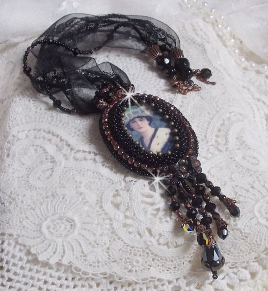 Colar pendente Midnight Daisy com p&eacute;rolas pretas e cristais Swarovski