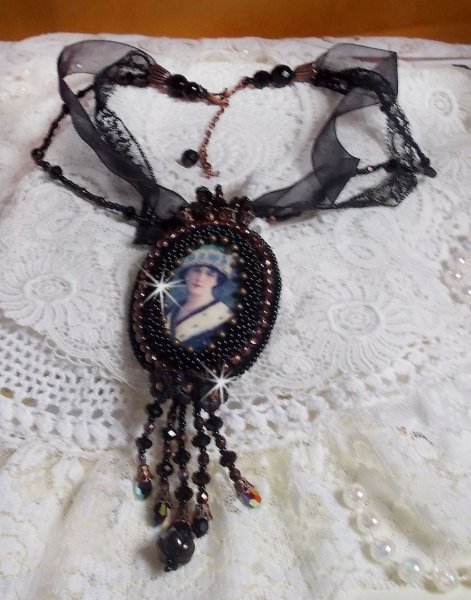 Colar pendente Midnight Daisy com p&eacute;rolas pretas e cristais Swarovski