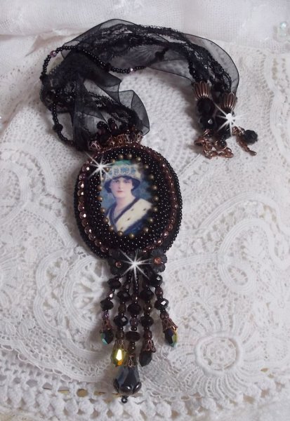 Colar pendente Midnight Daisy com p&eacute;rolas pretas e cristais Swarovski