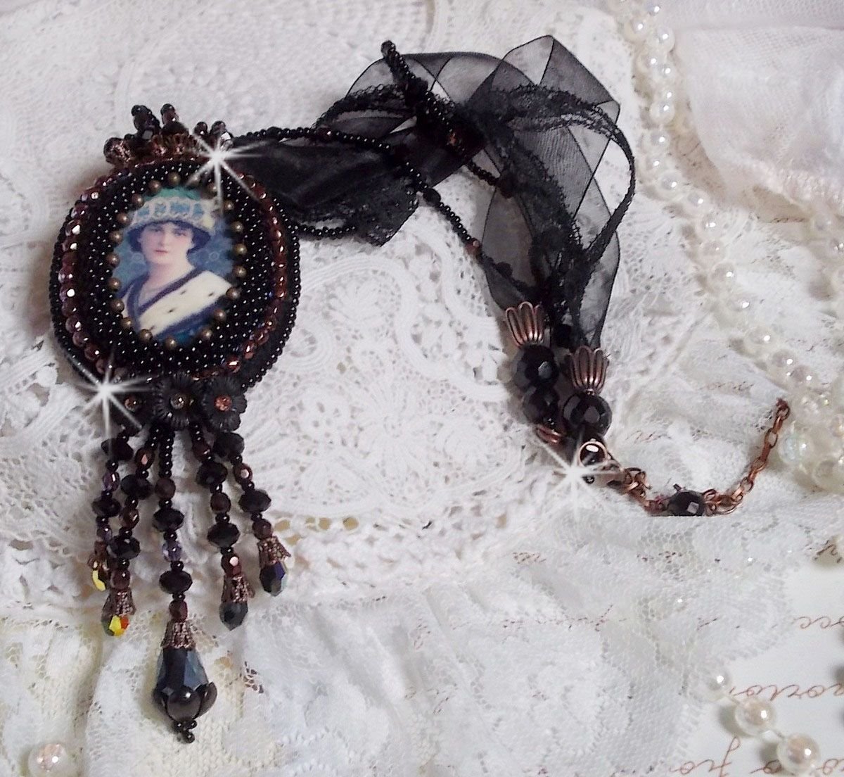 Colar pendente Midnight Daisy com pérolas pretas e cristais Swarovski