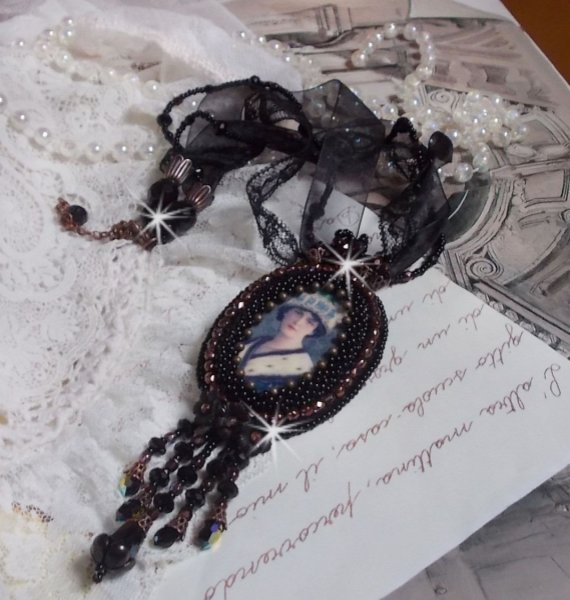 Colar pendente Midnight Daisy com p&eacute;rolas pretas e cristais Swarovski