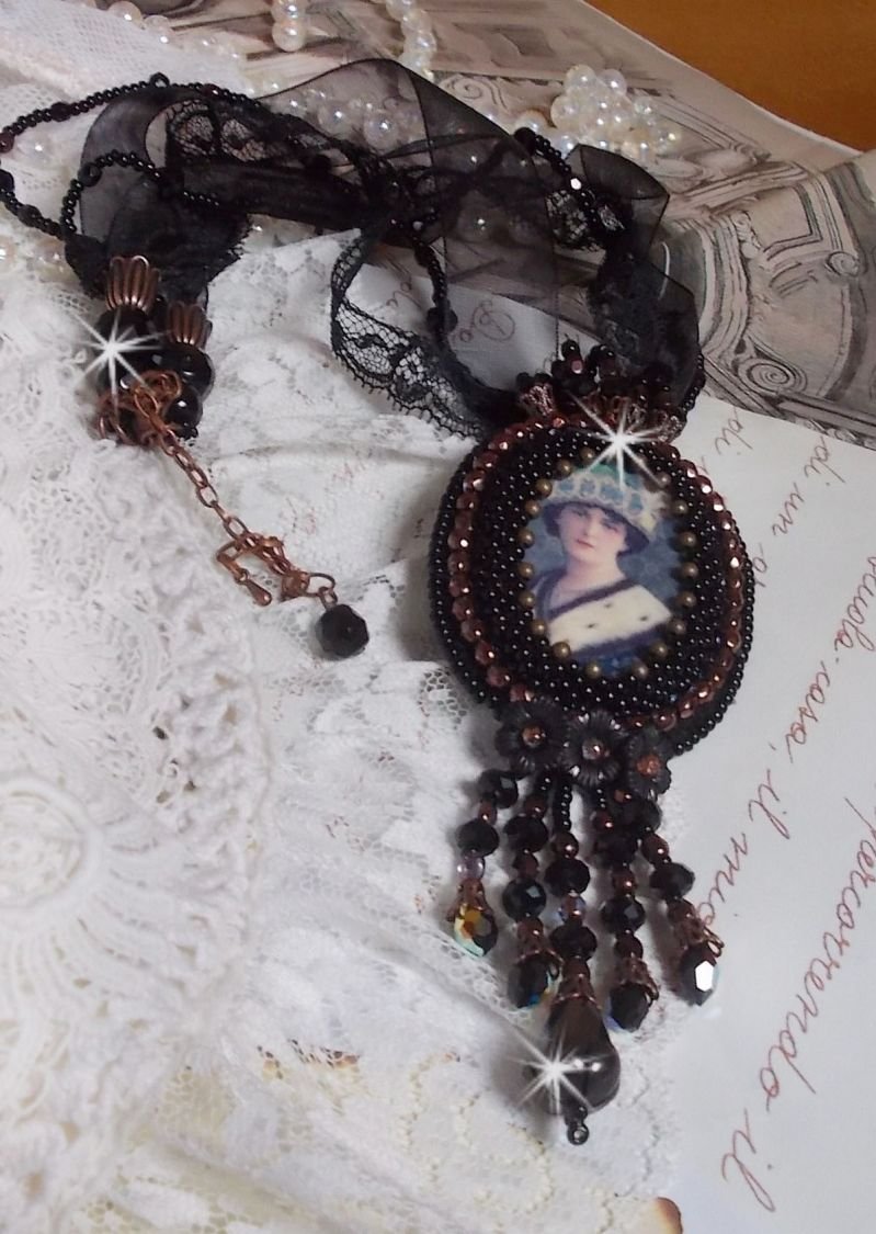 Colar pendente Midnight Daisy com pérolas pretas e cristais Swarovski