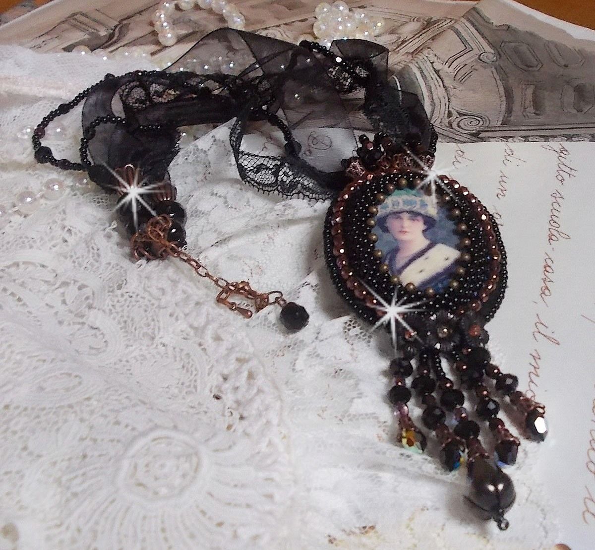 Colar pendente Midnight Daisy com pérolas pretas e cristais Swarovski