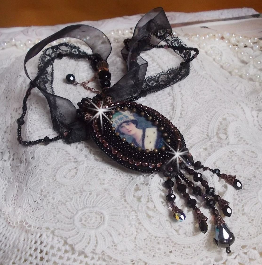 Colar pendente Midnight Daisy com pérolas pretas e cristais Swarovski