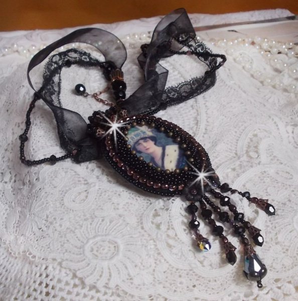 Colar pendente Midnight Daisy com p&eacute;rolas pretas e cristais Swarovski