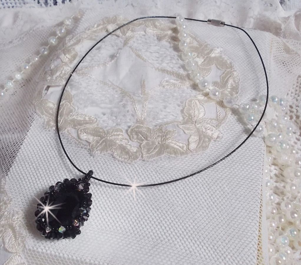 Colar pendente Mirano com cristais Swarovski e contas pretas de sementes