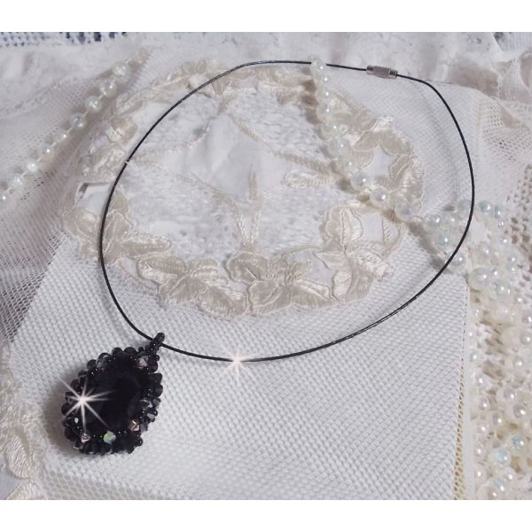 Colar pendente Mirano com cristais Swarovski e contas pretas de sementes