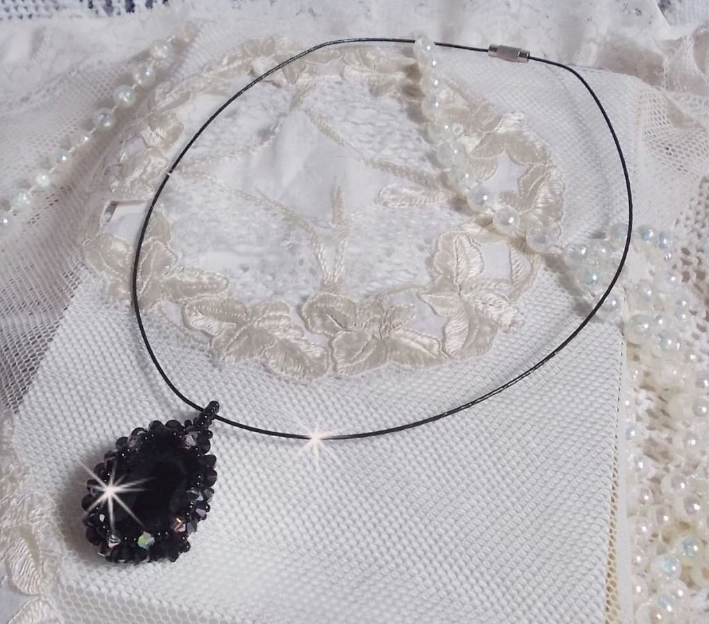 Colar pendente Mirano com cristais Swarovski e contas pretas de sementes