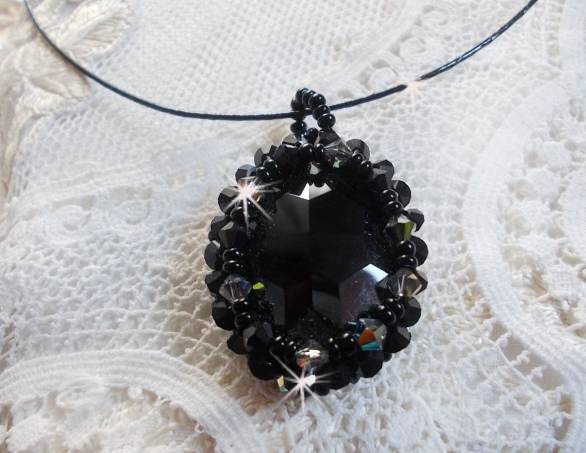 Colar pendente Mirano com cristais Swarovski e contas pretas de sementes