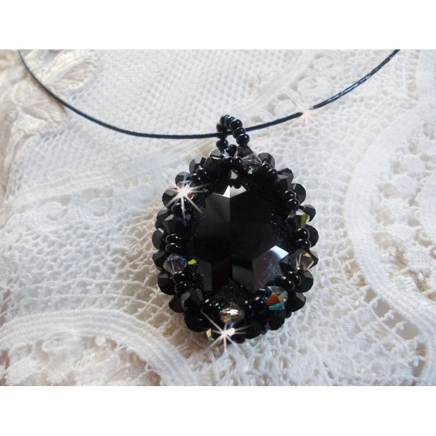 Colar pendente Mirano com cristais Swarovski e contas pretas de sementes