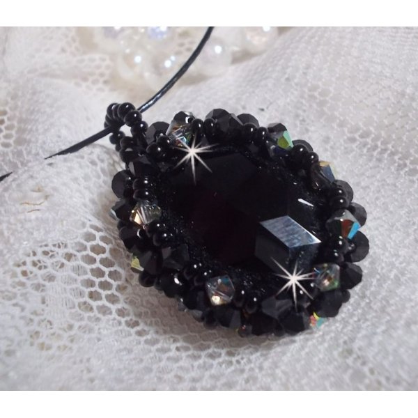 Colar pendente Mirano com cristais Swarovski e contas pretas de sementes