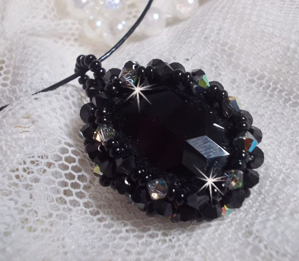 Colar pendente Mirano com cristais Swarovski e contas pretas de sementes