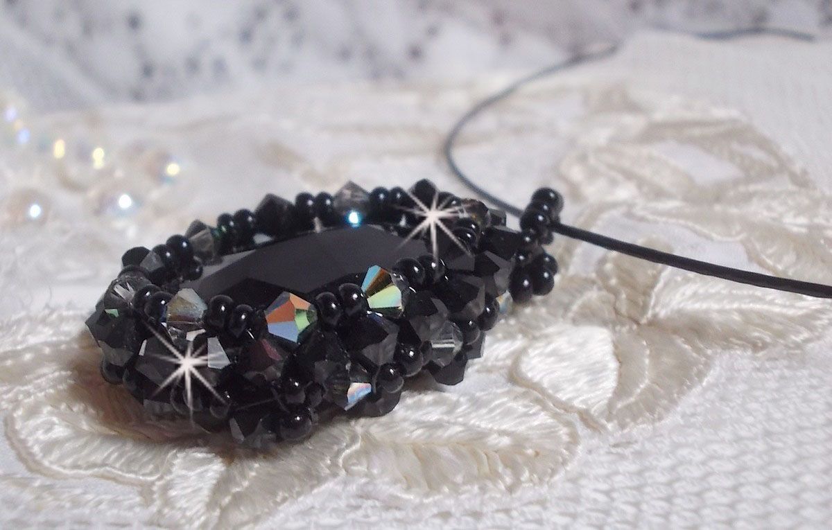 Colar pendente Mirano com cristais Swarovski e contas pretas de sementes