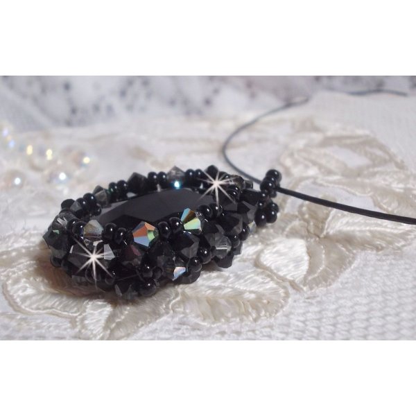 Colar pendente Mirano com cristais Swarovski e contas pretas de sementes