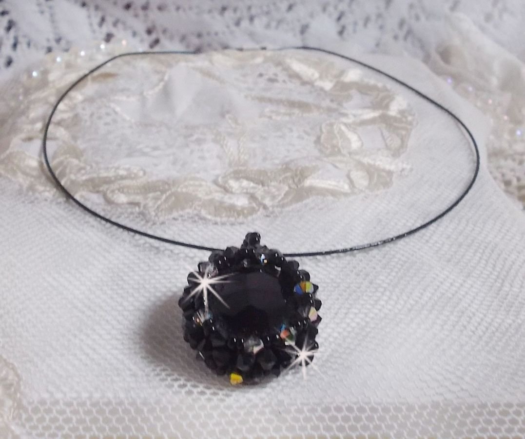 Colar pendente Mirano com cristais Swarovski e contas pretas de sementes
