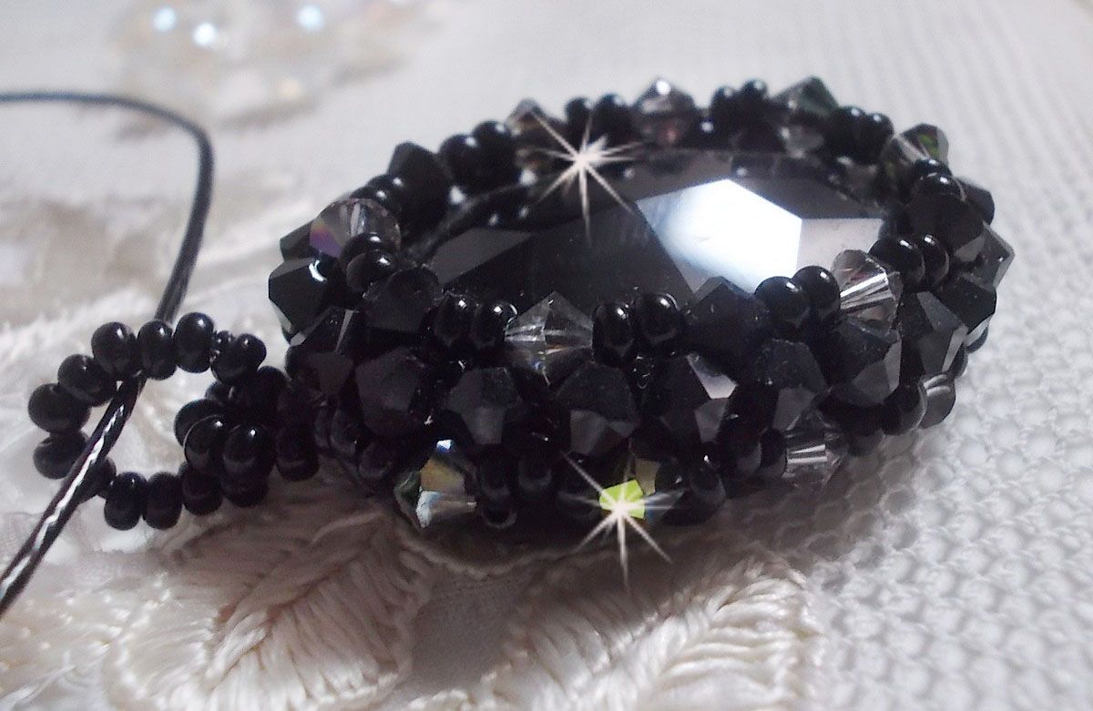 Colar pendente Mirano com cristais Swarovski e contas pretas de sementes