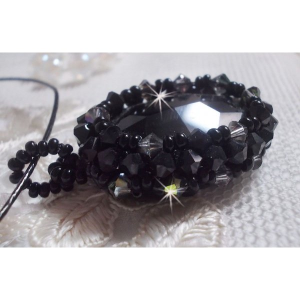 Colar pendente Mirano com cristais Swarovski e contas pretas de sementes