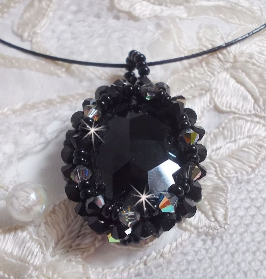 Colar pendente Mirano com cristais Swarovski e contas pretas de sementes