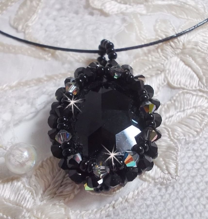 Colar pendente Mirano com cristais Swarovski e contas pretas de sementes
